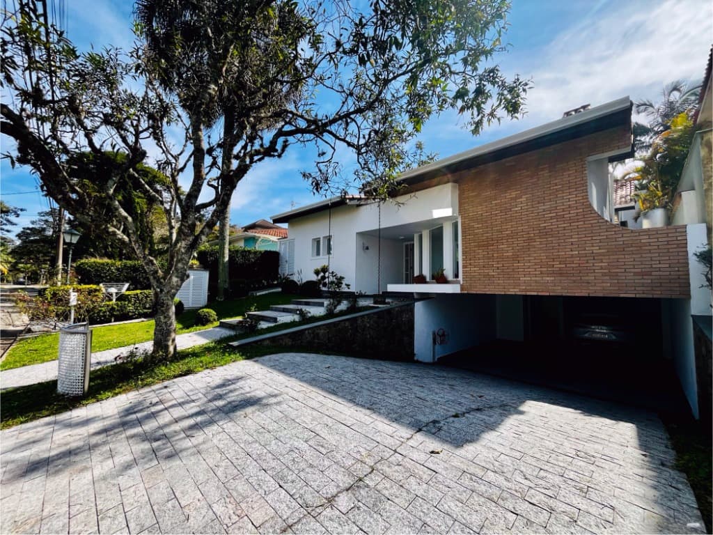 excelente casa na Aldeia da Serra: 4 quartos, 3 suítes, 3 salas, 5 banheiros, 6 vagas de garagem, 350m² - Venda ou Locação em Barueri-SP.