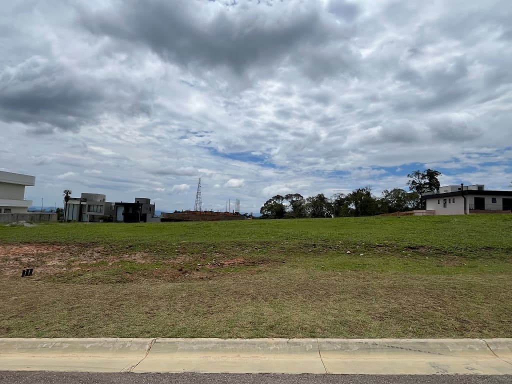 Terreno de 560m² em Condomínio de Luxo na Aldeia da Serra, Santana de Parnaíba-SP: Aproveite essa Oportunidade! — foto 1 de 3