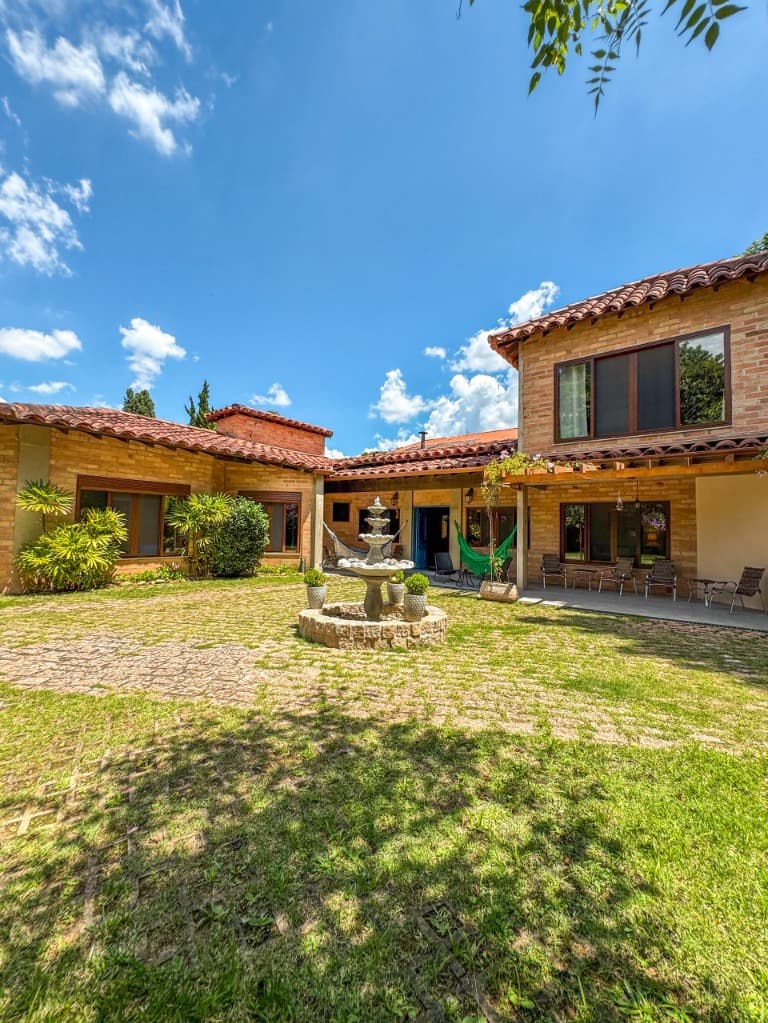 Casa em condomínio na Aldeia da Serra com 3 suítes, 342m² e 6 vagas de garagem! Venda em Santana de Parnaíba-SP. — foto 1 de 29